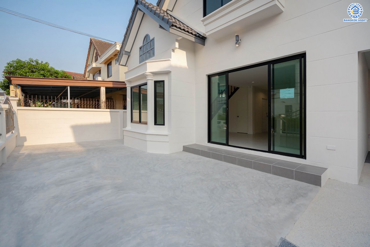 บ้านมือสองตกแต่งใหม่ โครงการ กฤษดานคร16-17 บรมราชชนนี-พุทธมณฑลสาย3 เนื้อที่ 60 ตร.ว. ฟังก์ชัน 3 ห้องนอน 3 ห้องน้ำ 1 ห้องอเนกประสงค์ จอดรถได้ 1 คัน บนทำเลศักยภาพ เชื่อมต่อเมืองอย่างรวดเร็ว ใกล้ทางคู่ขนานลอยฟ้าบรมราชชนนี ม.มหิดล และเซ็นทรัลศาลายา